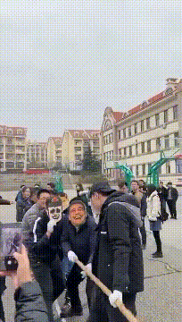 |搞笑GIF段子：人缘好，同学会举报他？