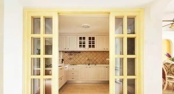 密封性|厨房推拉门已经慢慢被淘汰了, 如今更流行装这种门, 太聪明了