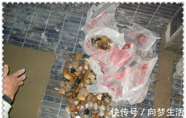 淋浴间|老公在淋浴间铺鹅卵石,就为了给脚底按摩,完工后我愣住了!