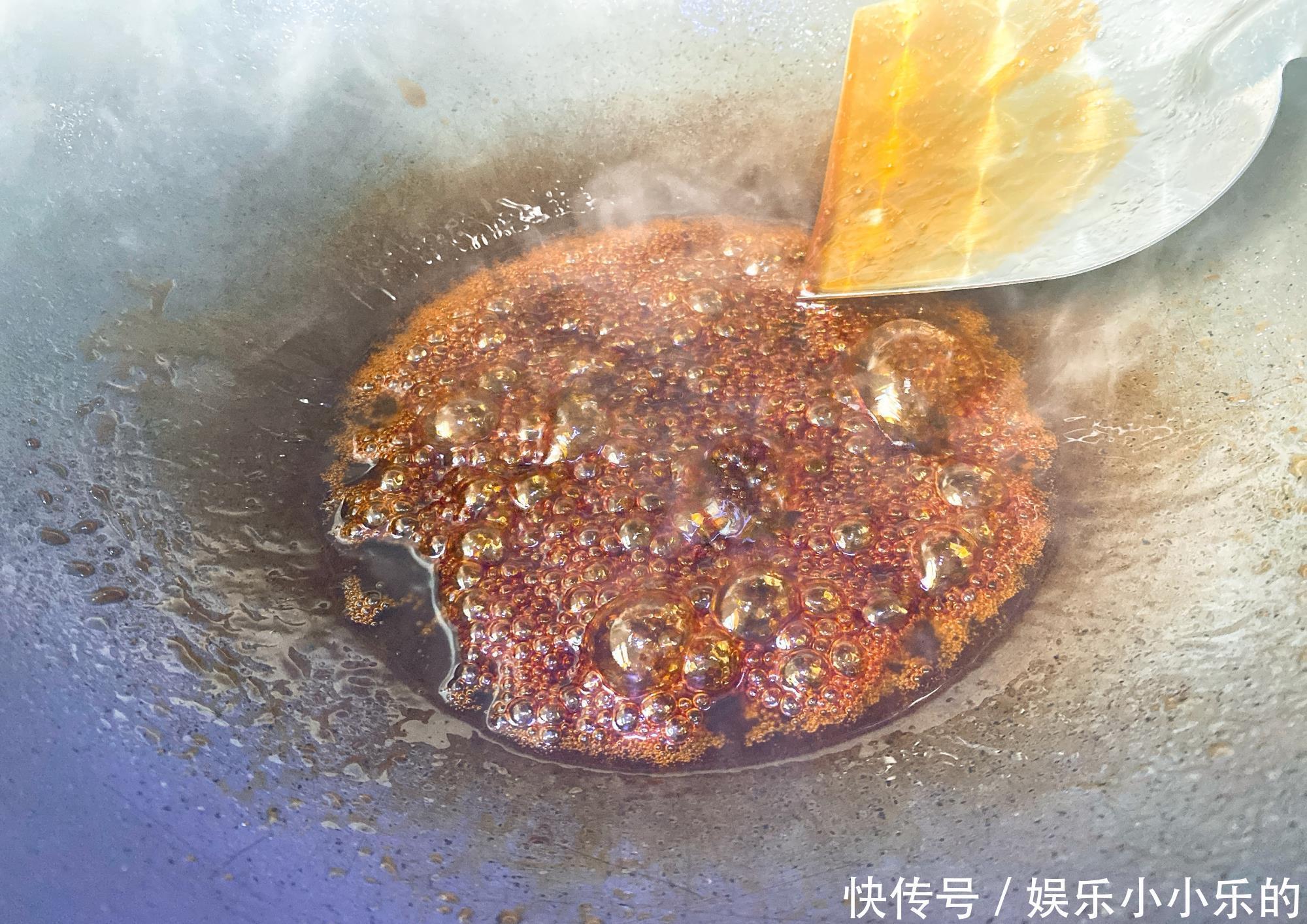 炒糖色到底是用油还是水?大厨教你,好多人都做错,难怪又黑又苦
