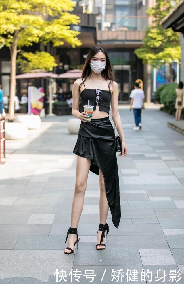 小姐姐|路人街拍,背心搭配一件半身裙,显得很有型