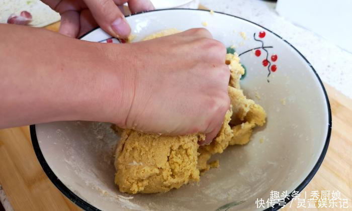 真香|别瞧不起玉米面,教你个秘制做法,我家三天两头就做,真香