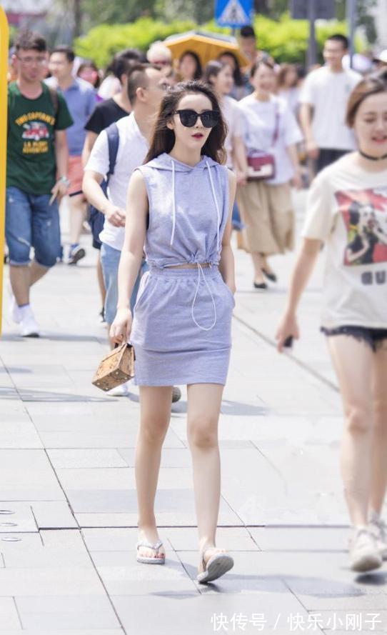 运动背心|小姐姐上身穿的是一件红色的运动背心,充满活力