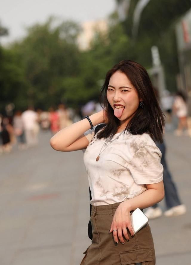 气质|街拍成熟耐看型小姐姐,低腰紧身裙,彰显性感新气质