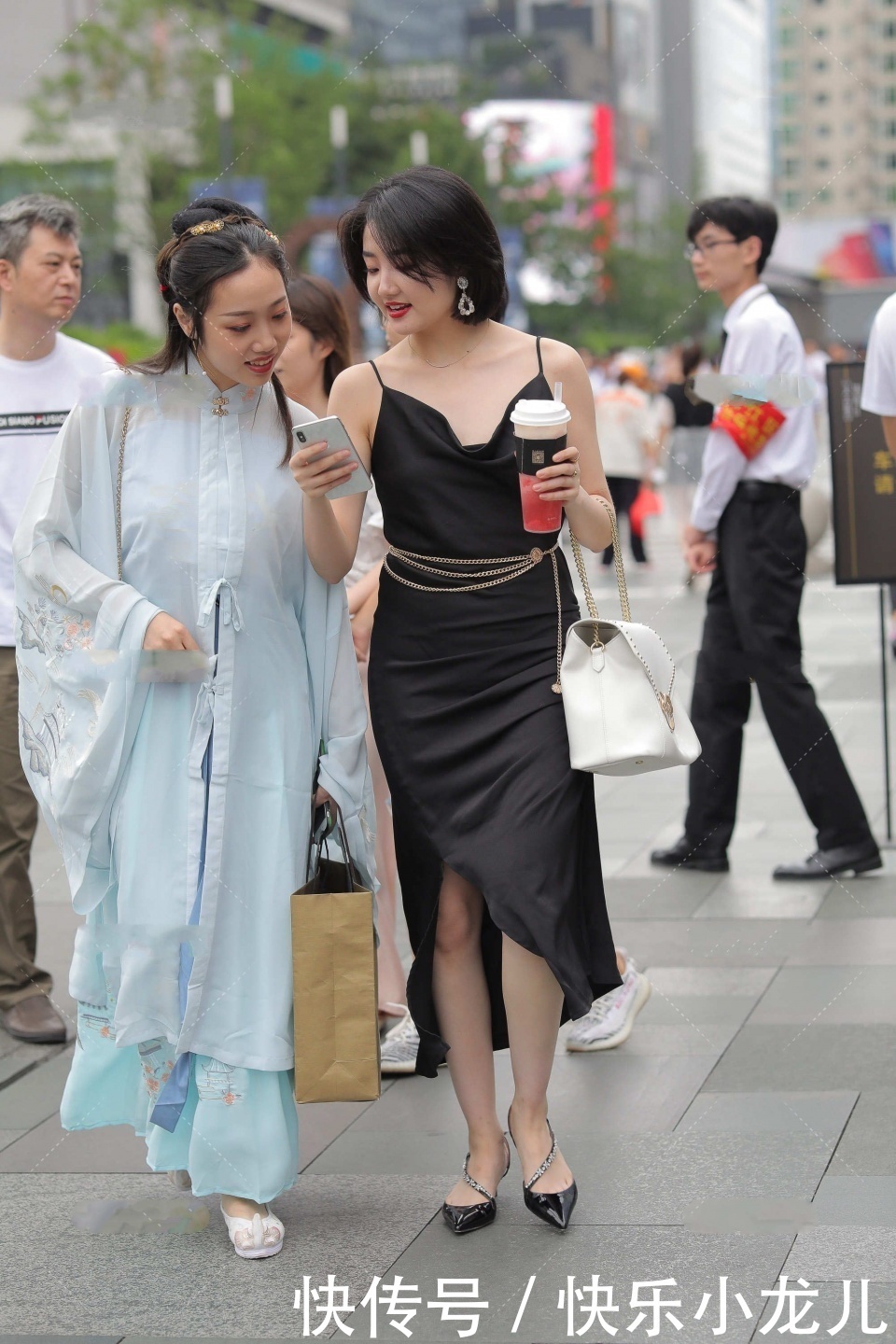 姜黄色|姜黄色收腰连衣裙,勾勒婀娜多姿的身段,搭配大波浪发型时尚大气