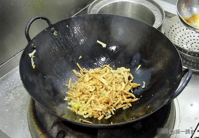 红椒|黄花菜炒肉丝很多人第一步就做错了，难怪不好吃，大厨教你如何做