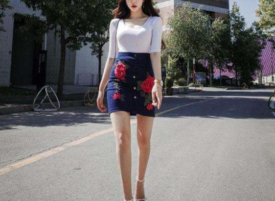 小姐姐 包臀裙+白T恤,简约不简单,时尚有活力