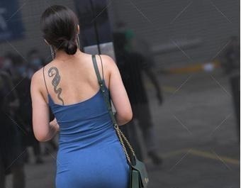 微胖 深蓝吊带连衣裙,裙摆处的开叉设计,别具一格