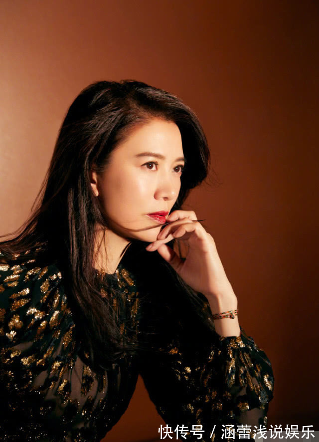 长发披肩|袁咏仪张智霖同出席活动,巴掌腰漫画腿抢镜,单手插兜比老公还酷