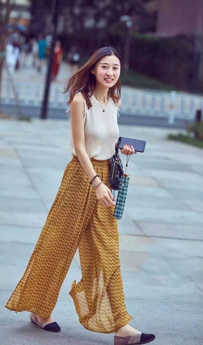 衬衫 小姐姐身穿宽松的衬衫,搭配一条优雅的半裙,显得特别的有个性