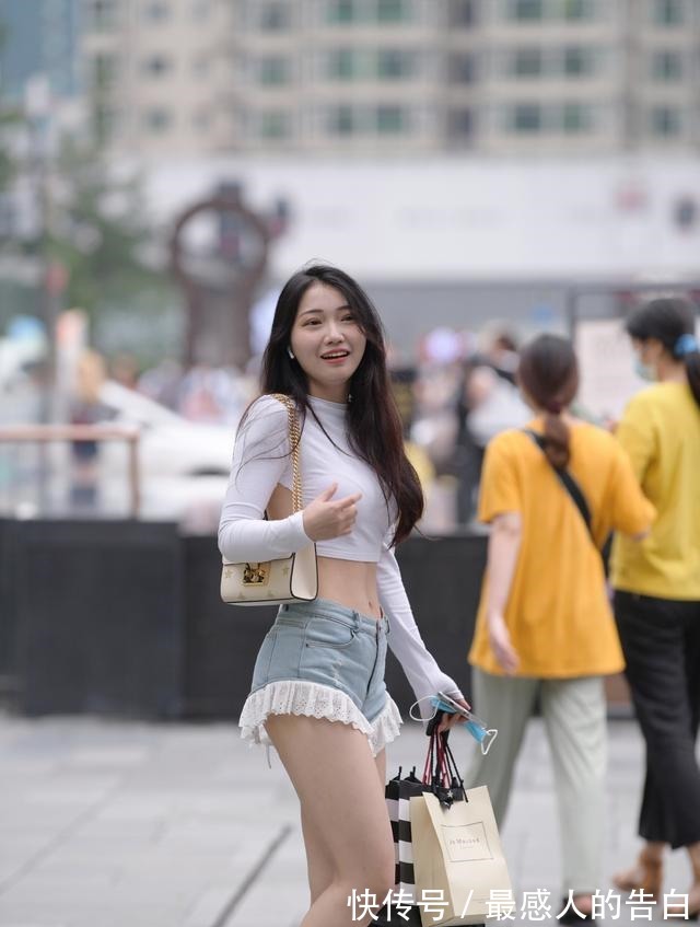 蕾丝 白T恤和牛仔短裤这么般配，难怪气质清爽，时尚感爆棚！