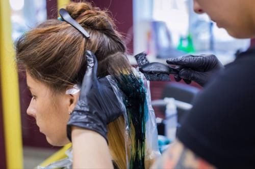 白发|频繁“染发”伤害身体吗?结果可能跟你想的不一样,但肯定伤头发