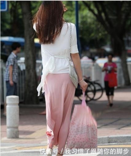 纱裙 粉色纱裙搭配冰丝质感外套,满满的丝滑感,韵味十足