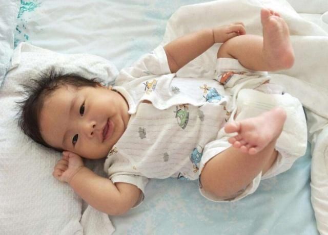 发育|别再让宝宝这样睡了？小心睡成了“舟状头”，影响宝宝发育