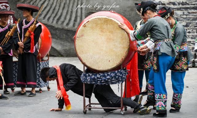  艳遇|世界最高的矮寨大桥下有一个德夯苗寨，我们艳遇了一场盛大的鼓舞