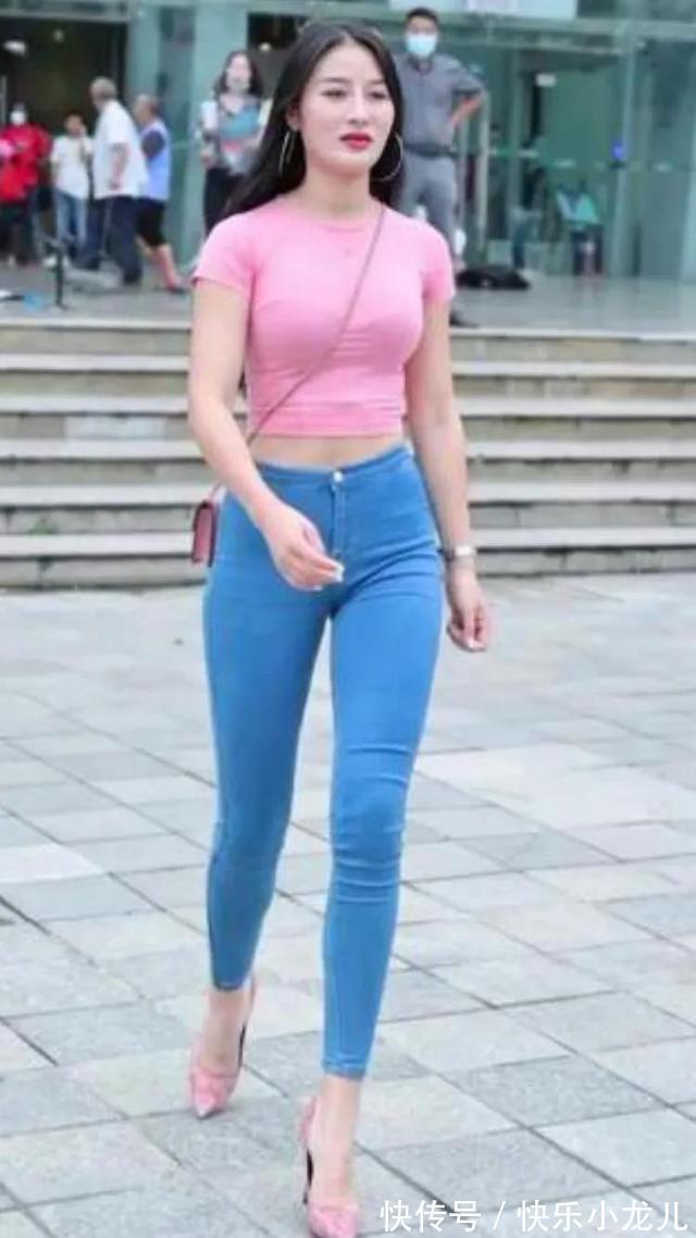 圆领衫 红色高腰圆领T恤,加上蓝色长牛仔裤,你喜欢这种色彩搭配吗?