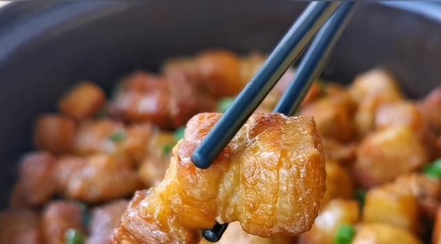 我家五花肉从不红烧,加一块豆腐,不加油不加水,上桌瞬间被扫光