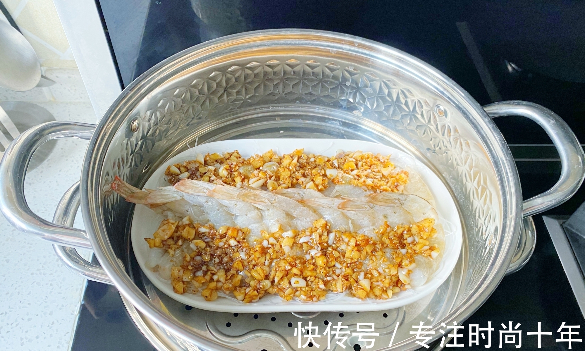 入味|蒜蓉粉丝蒸虾,粉丝不要焯水记住1招,虾肉鲜嫩粉丝入味又好