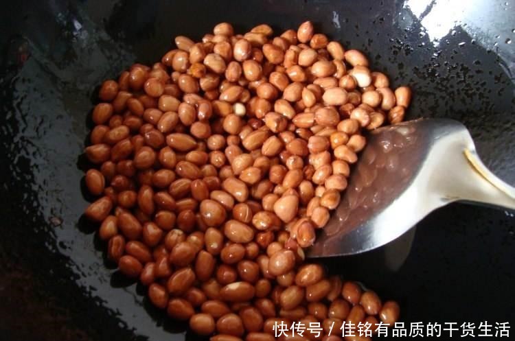 花生|炸花生米时,万万不可只放油,多加1步,花生酥脆,放7天不返潮
