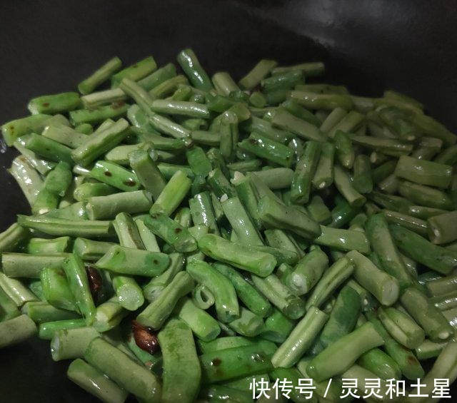 五花肉|五花肉焖豆角，家常下饭菜，百吃不厌！