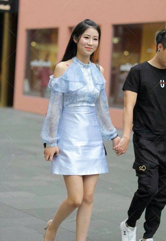  连衣裙|浅色连衣裙搭配粉红色高跟鞋，走出自己的风格！