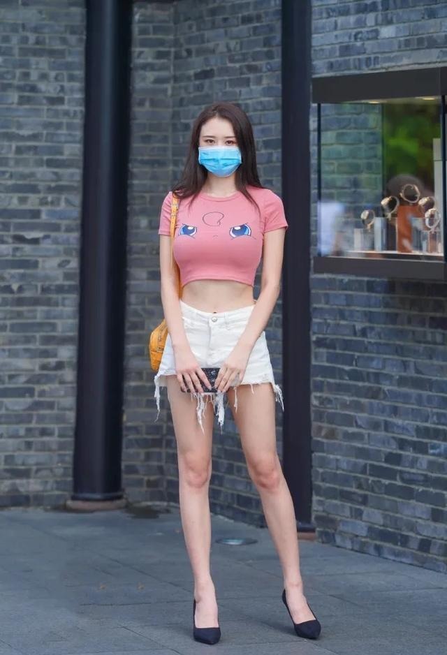 简约粉红T恤衫, 搭配露脐牛仔短裤, 时尚而有风度