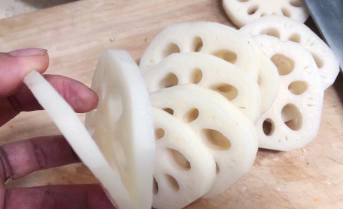 蛋黄|炸藕合,裹淀粉糊还是面粉糊?这一点做对,藕合脆脆的香香的