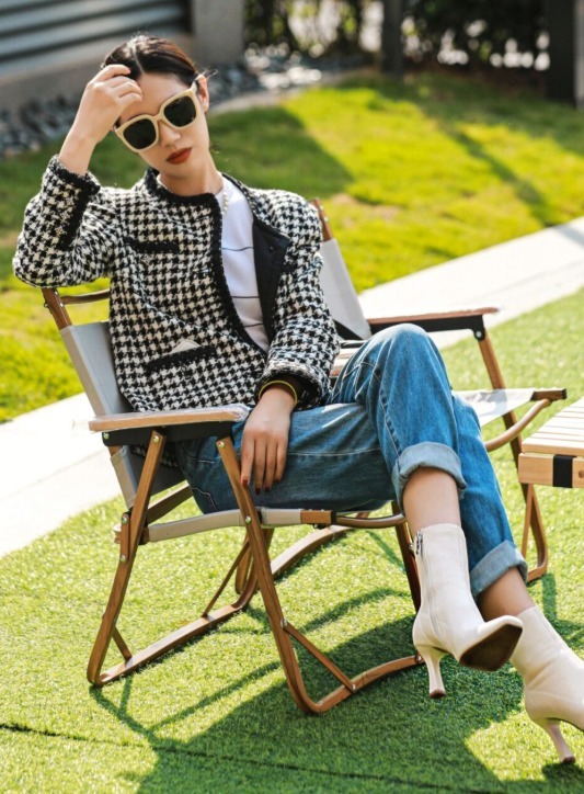 搭配|入冬之后可以穿,黑色高领毛衣搭配牛仔裤,穿出大长腿和小蛮好