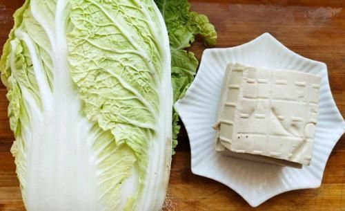 白菜炖豆腐,先炒白菜或者先炖豆腐都错了,学会正确做法,更好吃