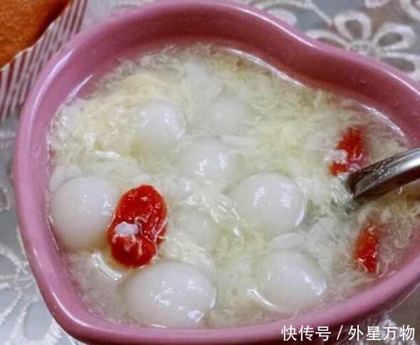 女人来月经后,干了这碗“养生羹”,缓解疼痛,修复子宫祛斑美颜