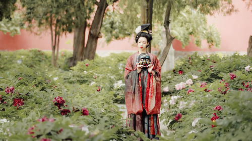 小姐姐$本以为唐制汉服够美了,直到看见“贵妃风”,才知道什么是精致