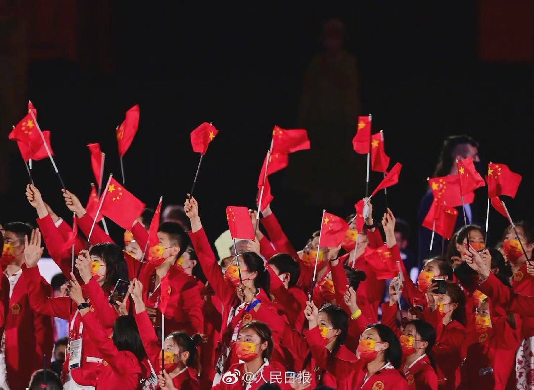 东京奥运会|汤加小哥赤膊亮相、哈萨克斯坦“仙女”旗手吸睛，最飒的还是中国代表团！