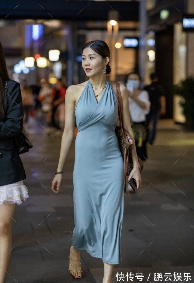 鞋子 清纯风格中也能含有轻熟气质,镶满白珍珠的鞋子高贵气息满满