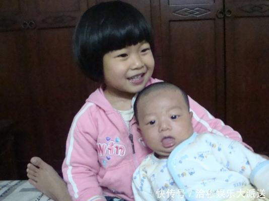 家有儿女|仨儿子不好好穿鞋,宝妈一旁无可奈何,“霸气”姐姐出场画风秒变