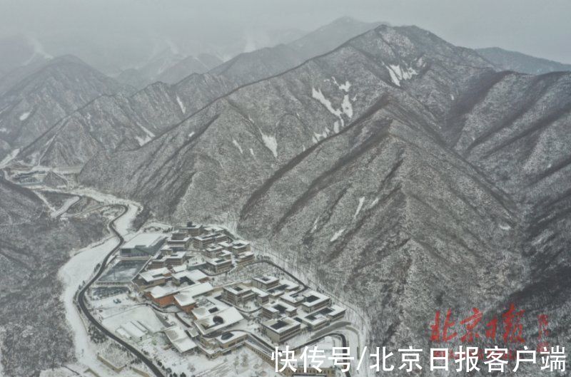 运动员|“雪游龙”中运动员尽情滑行，雪中延庆赛区动感十足