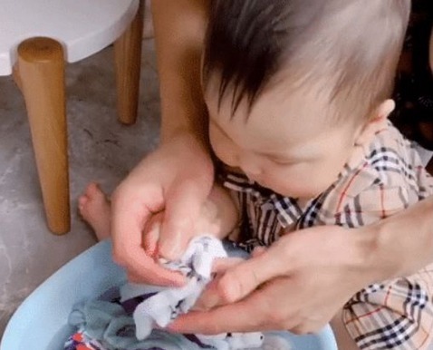宝妈|9个月宝宝“洗衣服”走红,手法很专业,孩子:我是被强迫的