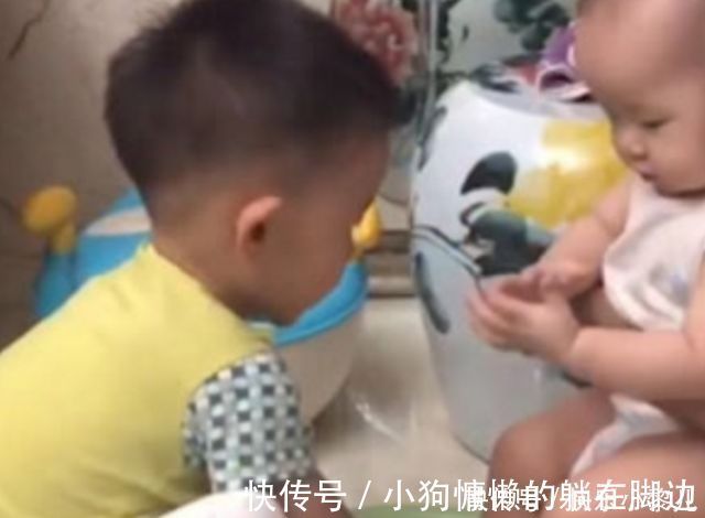 孩子|“暖心”哥哥火了,给妹妹洗脚时突然扎进盆里,满屏都是榴莲味