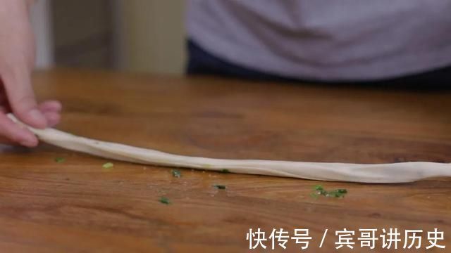 排队4个小时才能吃到的网红葱油饼，只要简单几步在家就能做