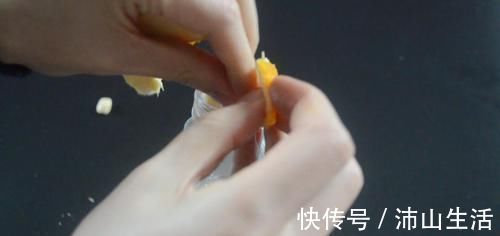 花生壳和橘子皮放在一起，这个用途太实用了，看完尽快提醒家里人