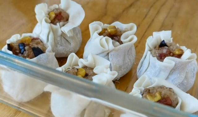 糯米别包粽子了，加2块钱饺子皮，比粽子还好吃，上桌家人抢着吃