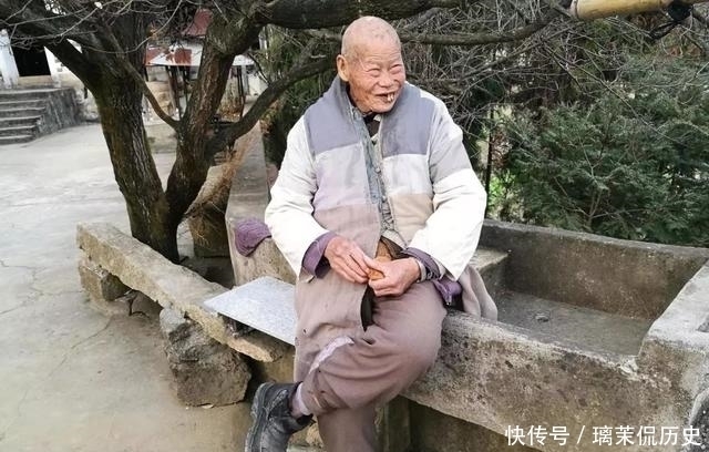 觉定法师：曾割肉救母，用双手修了一座寺庙，一件百衲衣穿43年