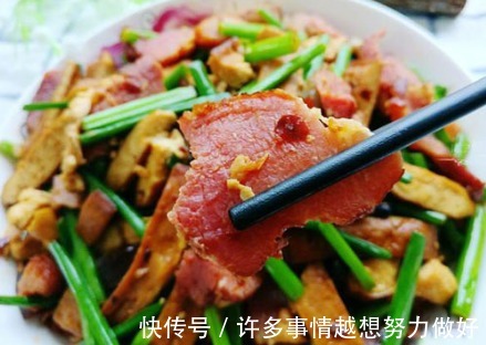 炒蒜苔时，切好了别直接炒！30年大厨教你一招，蒜苔青翠还入味儿