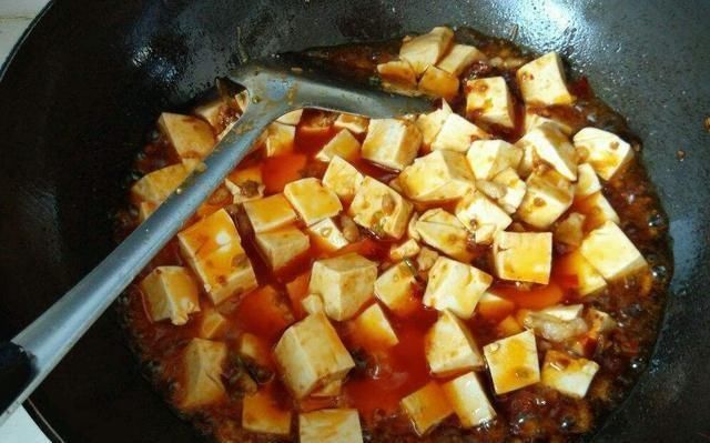烧开|麻婆豆腐怎么炒不碎？用上两招，豆腐完整不碎更入味