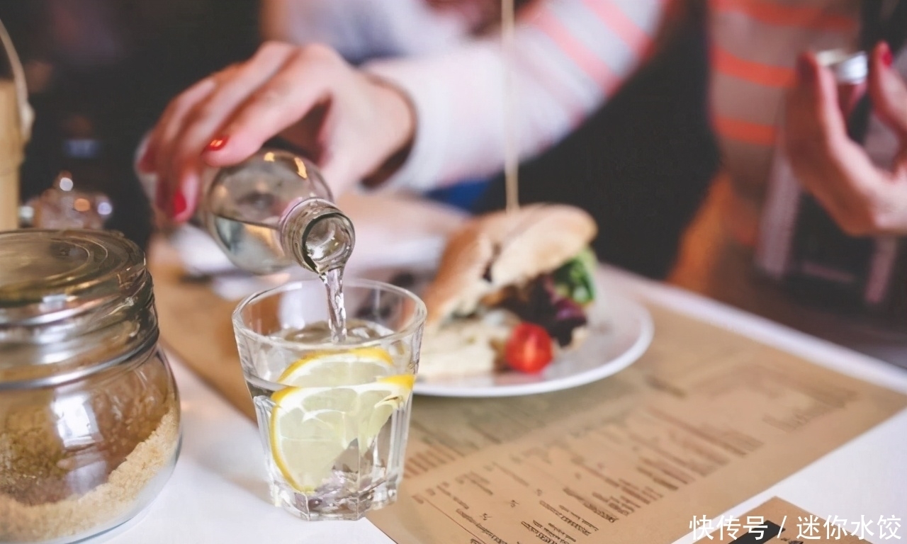 人到中年,睡觉时出现2个“迹象”,或与一件事有关:血液粘稠了