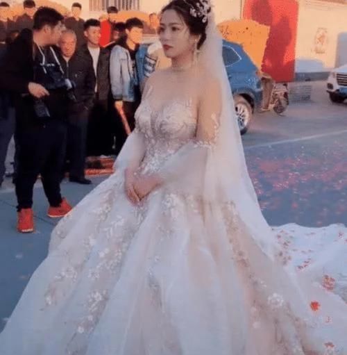 “最洋气新娘”走红，穿“无痕暗纹婚纱”引关注，网友：羡慕新郎！