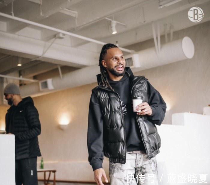 米尔斯|轻松有趣!昨日赛后米尔斯与阿德带领全队在圣安东尼奥聚餐!