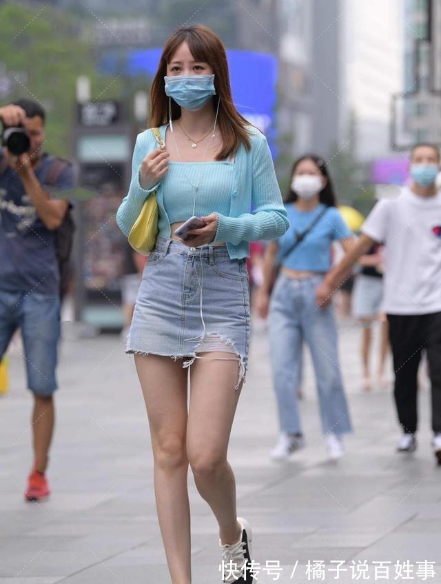 青春感|浅蓝色修身针织套装,搭配牛仔裙,彰显浓浓青春感
