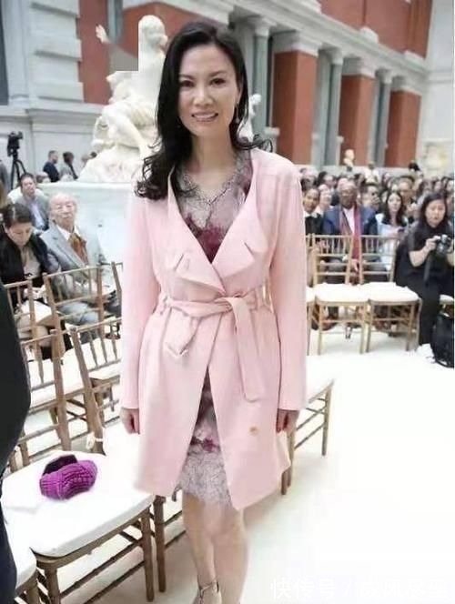 穿法 邓文迪这次穿搭太成功,浅粉大衣内搭碎花裙,显白显瘦哪像52岁