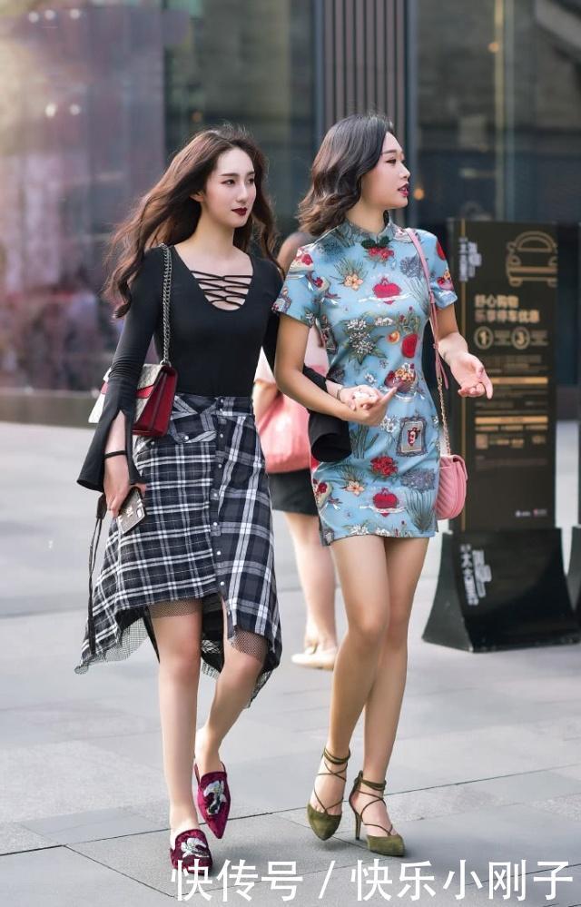 让她的双|穿红色吊带连衣裙,看上去十分的亮眼,清新又靓丽