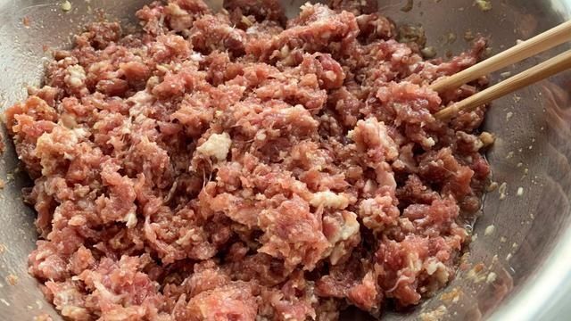 包白菜饺子，有人焯水，有人直接包，大厨：全不对，教你正确做法